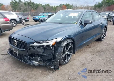 2024 Volvo S60 B5 Ultimate Dark Theme z USA, uszkodzony, nr VIN 7JRL12TM3RG282872